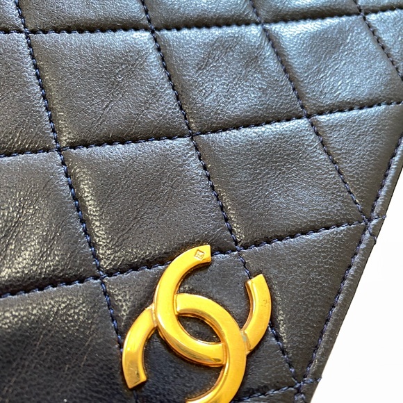 Authentic vintage Chanel coco logo wallet on chain - Picture 3 of 16